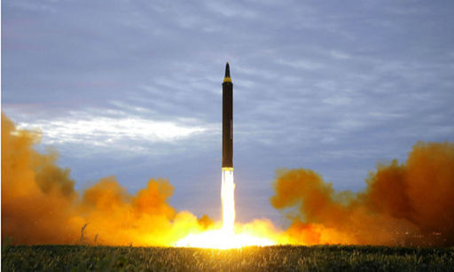 북한의 중거리탄도미사일 화성-12형이 가상 표적을 향해 발사되고 있다. 연합뉴스