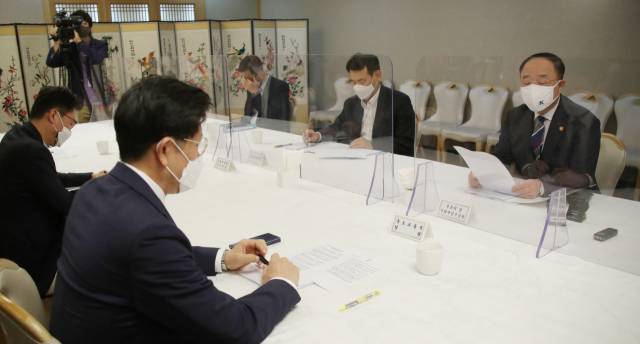 홍남기 경제부총리 겸 기획재정부 장관이 15일 정부서울청사에서 열린 '제30차 부동산시장 점검 관계장관회의'를 주재하며 발언하고 있다. /연합뉴스