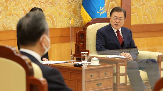 문재인 대통령이 15일 청와대 본관 접견실에서 왕이 중국 국무위원 겸 외교부장을 접견하며 인사말을 하고 있다. /연합뉴스