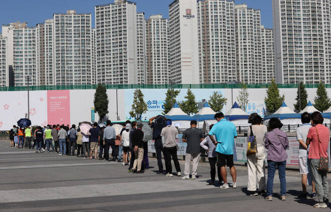 15일 서울 송파구 올림픽공원 임시선별검사소에서 시민들이 코로나19 검사를 받기 위해 대기하고 있다. 연합뉴스