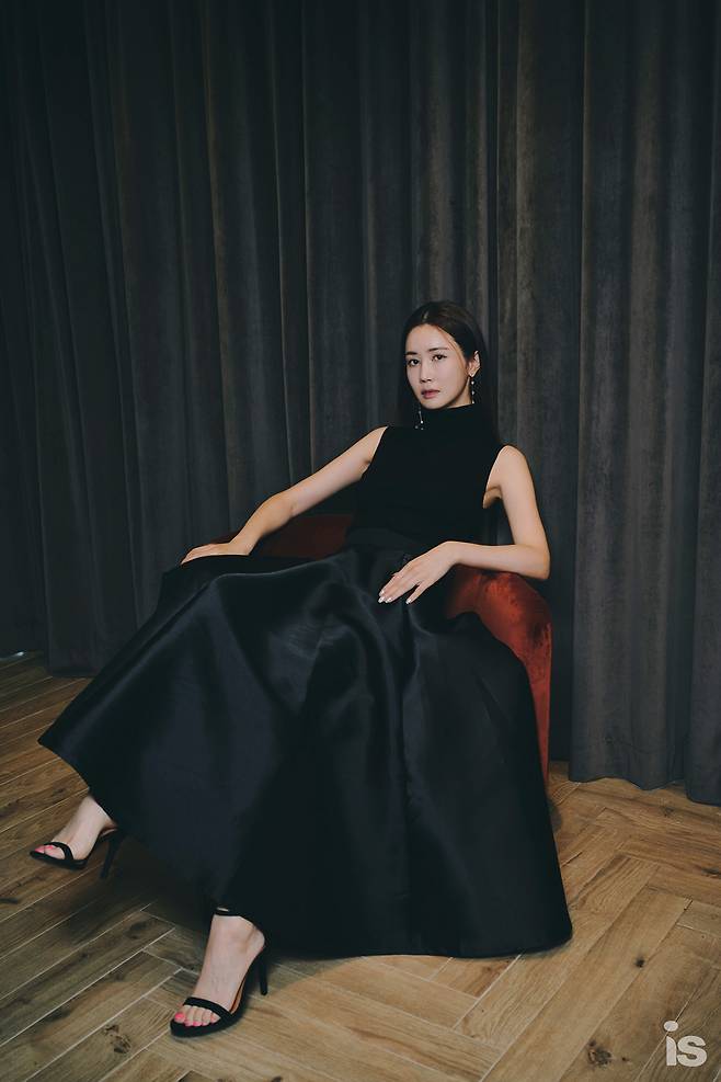 Actor Lee Da-hae is attracting attention with his chameleon charm.In this photo, which was released by the magazine Orange Is the New Black is, Lee Da-hae showed three colors of charm, including Elegance, Cheongyang, and Cheongsunmi, at the same time, revealing the aspect of the artist.Lee Da-hae in the public photo is digesting all the styling in his own color.He is adorned with autumn scent with pink, subtle lip and nude tone makeup, and is wearing a black turtleneck and skirt to make a perfect feminine silhouette.Sitting on a red sofa, he has a noble beauty, and sitting on a table, he sees the sensual beauty.In the meantime, Lee Da-hae is wearing a pure white dress and emits a soft charisma, creating a bright atmosphere.It transformed the long hair into a half bundle to match the concept, maximizing purity.In addition, Lee Da-hae has revealed his natural charm.It was a unique design with a variety of patterns of colors, and it made a free-spirited feeling with a slightly wet hair style.In the following interview, Lee Da-haes natural and honest Attitude continued.He has been busy learning many things with his overseas activities. He has solved various stories including his appearance as an actor, his hobby life, fashion, health, beauty and so on.I want to live a fun life, he said, and I feel like Im doing well with my age without any thought. He showed a relaxed appearance in his personal life.In the one-sided part, he expressed his passion for overseas activities, saying, I learn Chinese for 3 hours a day and 8 to 9 hours a day.Lee Da-hae said, I have to have a distance from my fans in Corona, but I am constantly communicating without putting a tie on my relationship.This makes him aware that he is continuing his best efforts in any situation.A full video of Lee Da-haes colorful interests and genuine stories can be found on the YouTube channel Orange Is the New Black isN.