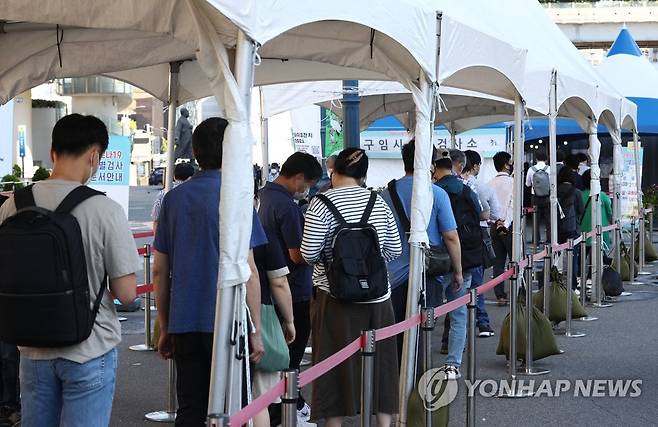 신규확진, 6일만에 다시 2천명대 (서울=연합뉴스) 신준희 기자 = 15일 서울역 광장에 마련된 코로나19 임시 선별검사소에 시민들이 검사를 받기 위해 기다리고 있다.
이날 코로나19 신규 확진자 수는 2천80명으로, 6일만에 다시 2천명대로 올라섰다. 2021.9.15 hama@yna.co.kr