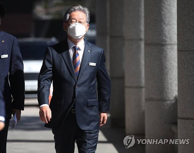 경기도의회 임시회 출석하는 이재명 경기지사 (수원=연합뉴스) 홍기원 기자 = 이재명 경기도지사가 15일 오전 경기도 수원시 경기도의회에서 열린 제354회 임시회 제4차 본회의에 출석하기 위해 이동하고 있다. 2021.9.15 xanadu@yna.co.kr