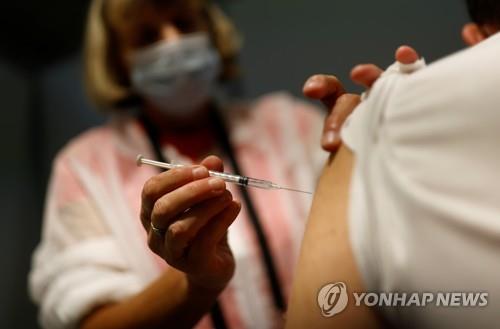 의료진이 화이자-바이오엔테크 백신을 접종하고 있다 [로이터=연합뉴스 자료사진]