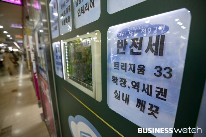 14일 서울의 한 대단지에 위치한 공인중개업소에서 반전세 매물을 알리는 게시물을 내걸고 있다. /사진=이명근 기자 qwe123@
