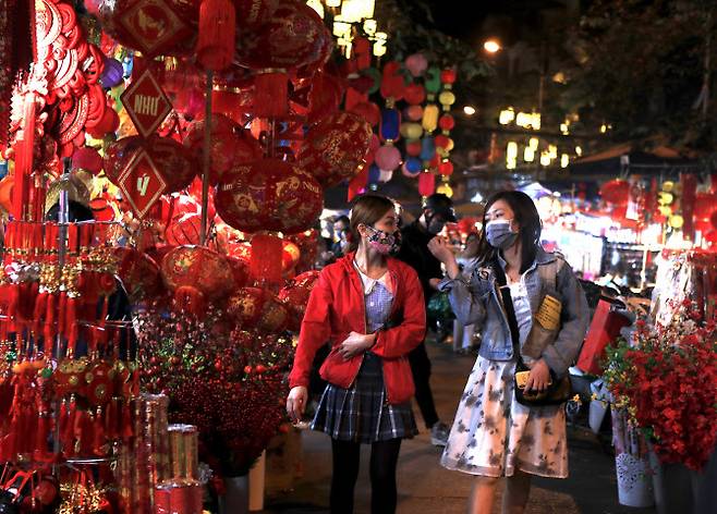베트남 하노이에서 마스크를 쓴 여성들이 장을 보고 있다.(사진=뉴시스)