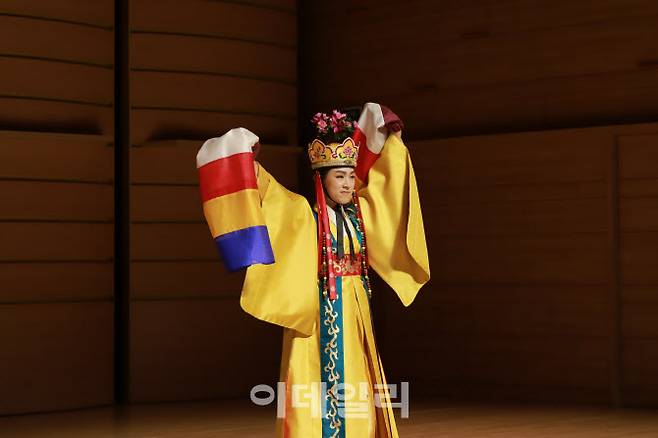 국립국악원 ‘제15회 온나라 전통춤 경연대회’에서 최우수상인 대통령상을 수상한 이승찬 씨의 ‘춘앵전’ 공연 장면(사진=국립국악원)