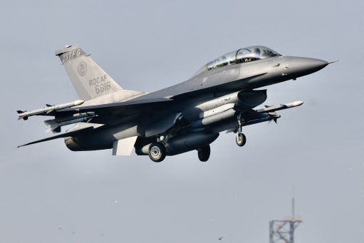 한광훈련에 참여 중인 미국산 F16 전투기(사진=AFP)