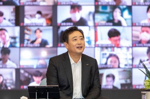 김남구 한국투자금융그룹 회장이 16일 채용설명회를 통해 학생들과 소통에 나서고 있다. (사진=한국투자증권)