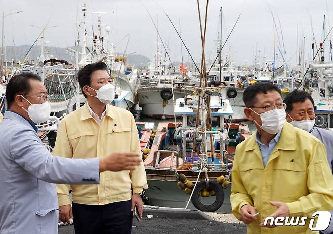 구만섭 제주도지사 권한대행(사진 왼쪽 두번째)© 뉴스1