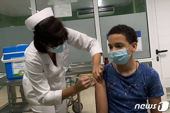 24일 (현지시간) 쿠바 아바나에 마련된 코로나19 백신 접종소에서 청소년이 자체 개발 소베라나 백신을 맞고 있다. © AFP=뉴스1 © News1 우동명 기자