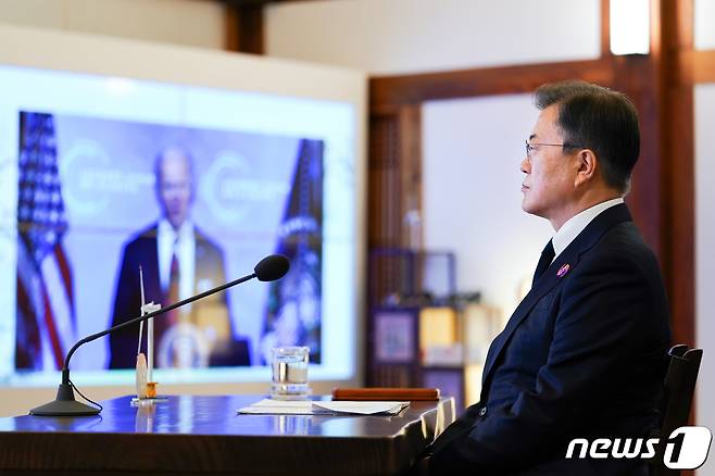 문재인 대통령이 22일 청와대 상춘재에서 화상으로 열린 기후정상회의에 참석해 조 바이든 미국 대통령의 발언을 경청하고 있다. 2021.4.22/뉴스1 © News1 유승관 기자
