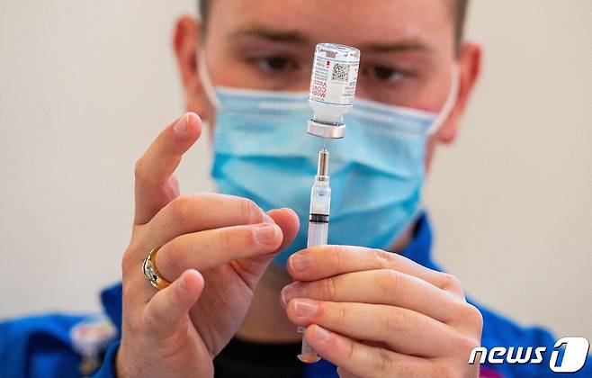 미국 코네티컷에서 2021년 8월 한 의료진이 코로나19 백신 접종을 준비하는 모습 © AFP=뉴스1