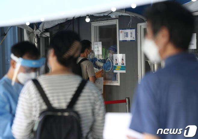 서울역 선별진료소에서 시민들이 신종 코로나바이러스 감염증(코로나19) 검사를 받고 있다. 2021.9.15/뉴스1 © News1 신웅수 기자
