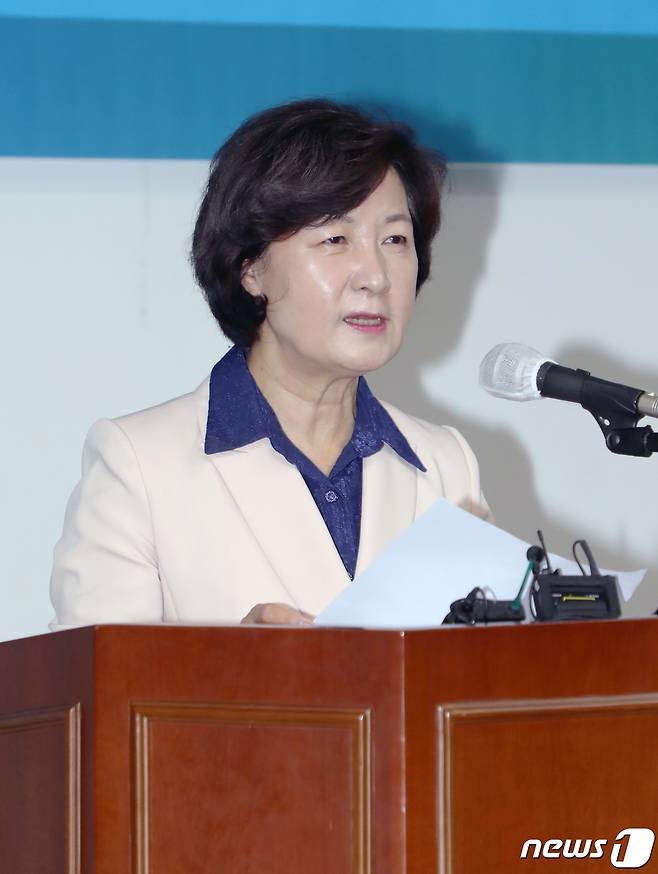 추미애 더불어민주당 대선 경선 후보가 16일 광주시의회 시민소통실에서 기자회견을 열고 지지를 호소하고 있다..2021.9.16/뉴스1 © News1 이수민 기자