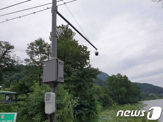 충북 청주 명암저수지 재난 대응 조기경보 시스템 구축 사업을 통해 설치된 CCTV.(청주시 제공) 2021.9.16/© 뉴스1