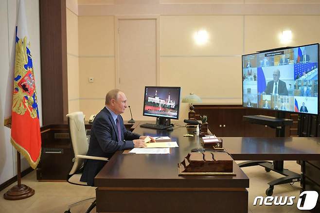 블라디미르 푸틴 러시아 대통령이 14일(현지시간) 모스크바 외곽에 있는 노보 오가르요보 관저에서 각료, 정당 지도자들과 화상 회의를 주재하고 있다. © AFP=뉴스1 © News1 우동명 기자