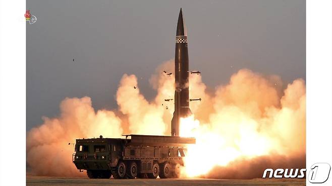 북한이 지난 3월25일 함경남도 함주 일대에서 동해 방향으로 '신형전술유도탄'(KN-23 개량형)을 발사했다. (조선중앙TV 캡처) © 뉴스1