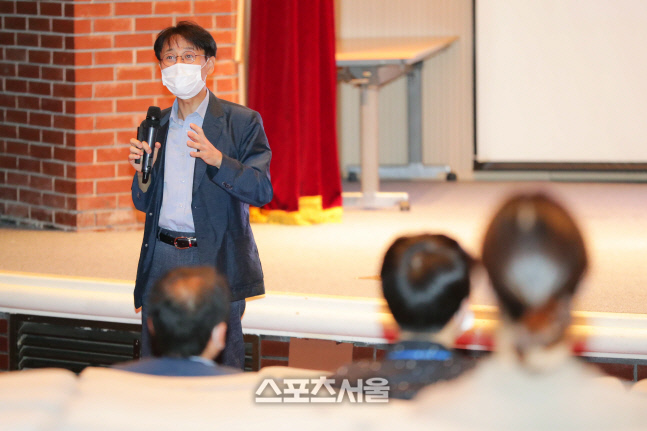 한국마사회가 국민권익위의 김주원 강사를 초청해 부패취약분야 맞춤형 교육을 실시하고 있다.  제공 | 한국마사회