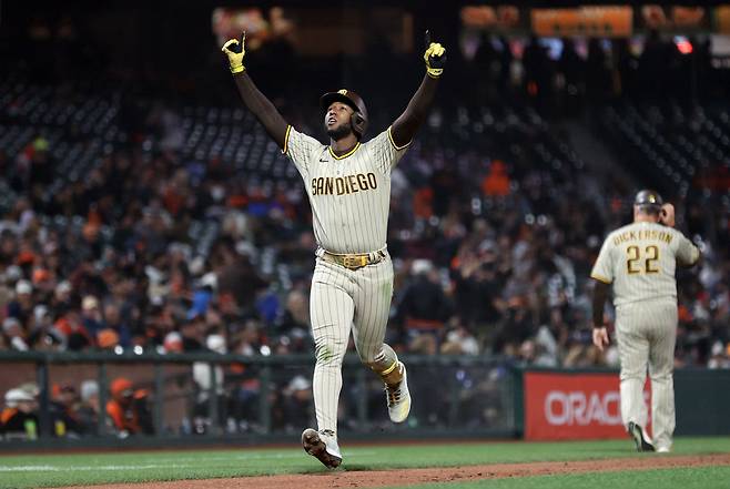 샌디에이고 주릭슨 프로파가 16일(한국시각) 샌프란시스코전서 7회 투런포를 친 뒤 두팔을 활짝 벌리고 홈을 밟고 있다. AFP 연합뉴스