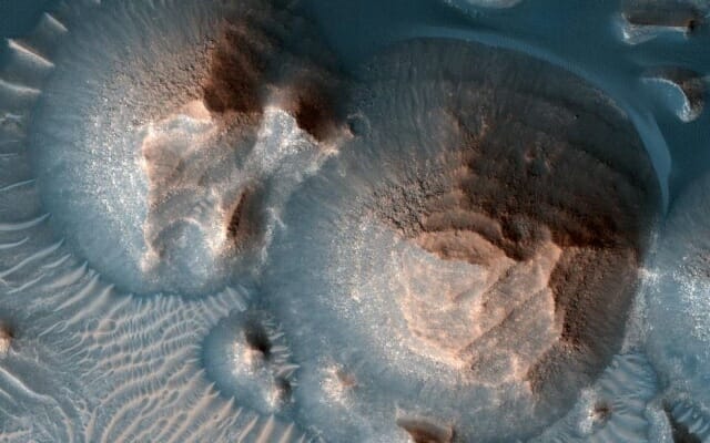 화성 아라비아 테라에 있는 이 화산 분화구는 둥근 산으로 보이는 암석층으로 채워져 있다. . 이 이미지는 NASA MRO에 있는 고해상도 이미징 실험 카메라로 촬영됐다. (사진=NASA/JPL-칼텍/애리조나 대학)