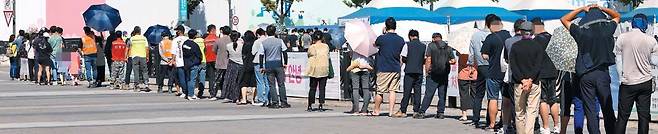 15일 오전 서울 송파구 올림픽공원 임시선별검사소에서 시민들이 코로나 검사를 받기 위해 대기하고 있다. 전날 전국 코로나 신규 확진자가 6일 만에 2000명대를 기록한 가운데, 수도권 확진자는 1656명으로 역대 최고치를 기록했다. /연합뉴스