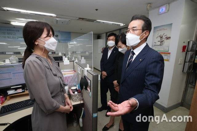 이성희 농협중앙회장(오른쪽)이 16일 서울 용산구 소재 농협 고객행복센터를 방문해 추석 연휴 고객상담전화 응대를 위해 비상근무에 임하는
직원들을 격려하고 있다. 농협 제공