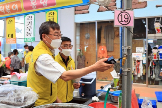 임해종 가스안전공사 사장이 지난 15일 진천 전통시장을 찾아 안전한 가스 사용을 홍보했다. <한국가스안전공사 제공>