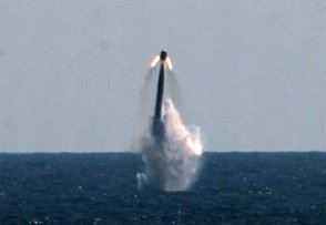 우리나라가 자체 개발한 잠수함발사탄도미사일(SLBM)의 잠수함 발사시험이 15일 국내 최초로 성공했다. 이날 악천후 속에서 실시된 SLBM의 잠수함 발사시험 성공은 세계 7번째다. 사진은 15일 SLBM 발사시험 모습. (국방부 제공) 2021.9.15/뉴스1 © News1 이성철 기자 /사진=뉴스1