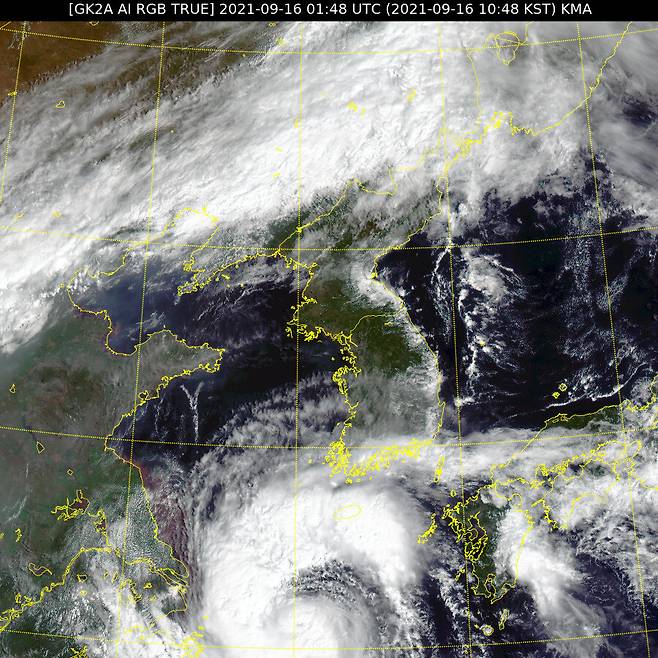 천리안위성 2A호가 16일 오전 10시48분 촬영한 제14호 태풍 ‘찬투’ 영상. 국가기상위성센터 제공