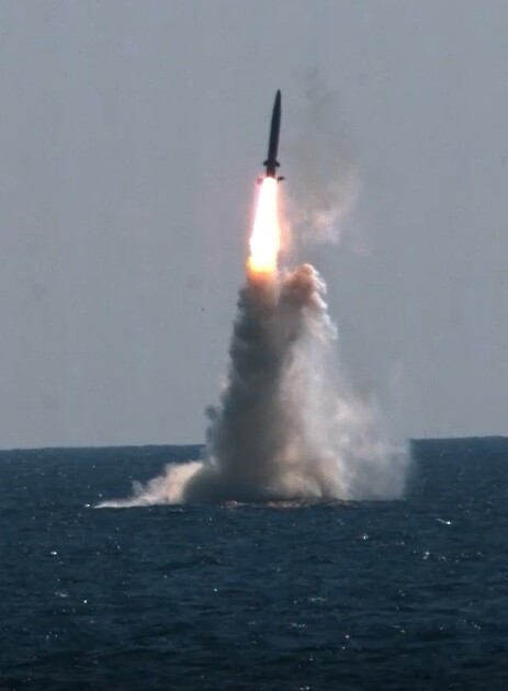 한국이 독자 개발한 잠수함발사탄도미사일(SLBM)이 15일 도산안창호함(3000t급)에 탑재돼 수중에서 발사되고 있다. 국방부 제공.