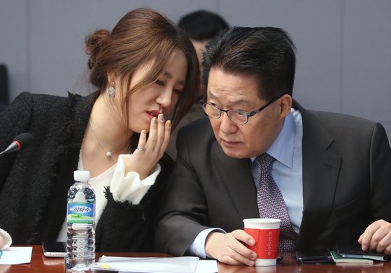 지난 2018년 국민의당 전체회의에서 박지원 국정원장(오른쪽)과 조성은씨가 대화하고 있다. [뉴스1]