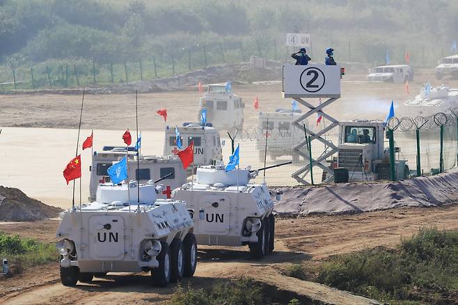 15일 훈련에 참가한 중국군 장갑차량. UN 마크가 도색돼 있다. 신화=연합뉴스