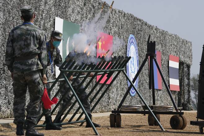 훈련을 진행하는 중국 군인들이 신호 화염을 발사하고 있다. 뒤로 참가국인 파키스탄, 중국, 몽골, 태국 국기가 보인다. 가운데눈 유엔 깃발. AP=연합뉴스