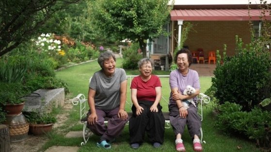 68세 동갑내기 여성 3인이 함께 살며 서로를 돌보고, 그래서 얻은 안정감과 행복을 나눈다는 내용의 TV 다큐멘터리 한 장면. [사진 KBS]