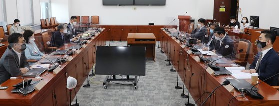 지난 13일 언론중재법 개정안 논의를 위한 여야 협의체 4차회의가 국회에서 열리는 모습. 임현동 기자.