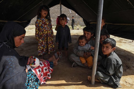 파키스탄 남부 발루치스탄 주의 퀘타로 피난온 아프간 주민들이 텐트 아래에 모여 있다. AFP=연합뉴스