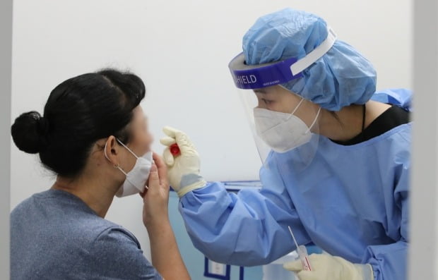 16일 오후 대전 대덕구보건소에 마련된 선별진료소에서 시민들이 신종 코로나바이러스 감염증(코로나19) 검사를 받고 있다. /사진=뉴스1
