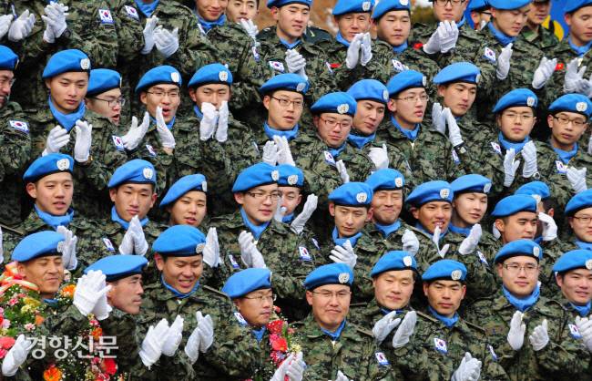 아이티 유엔 평화유지활동(PKO)에 참여하기 위해 파병되는 아이티 재건지원단원들이 17일 오전 인천 특수임무단에서 창설식과 환송식을 갖던 도중 가족들에게 박수를 보내고 있다.경향신문 자료사진