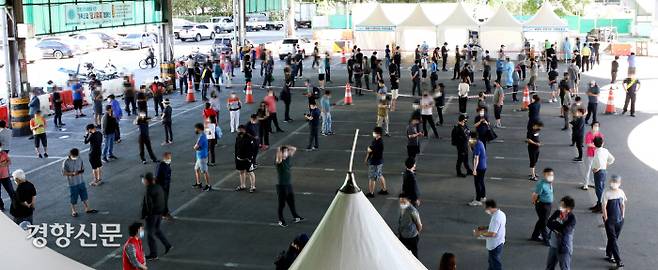 하필 대목 앞두고… 서울 송파구 가락동농수산물 시장에 마련된 임시 선별 진료소에서 16일 상인들을 비롯한 시민들이 코로나19 검사를 받기 위해 기다리고 있다. 김기남 기자 kknphoto@kyunghyang.com