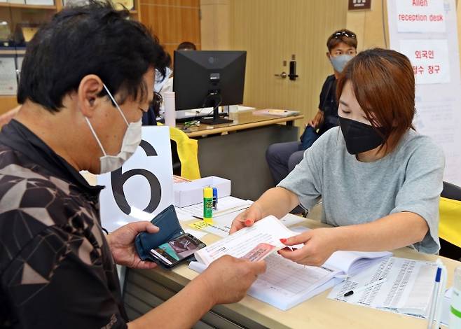 지난 15일 동천동행정복지센터를 찾은 한 시민이 코로나 특별지원금 선불카드를 수령하고 있다. (경주시 제공) 2021.09.16