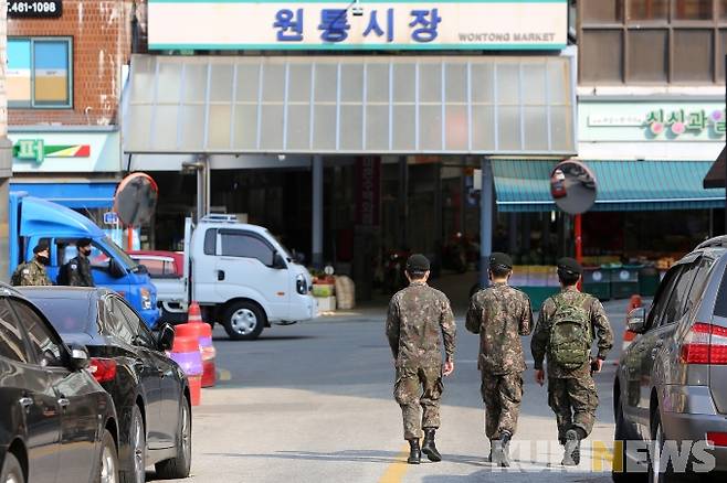 외출나온 군장병들