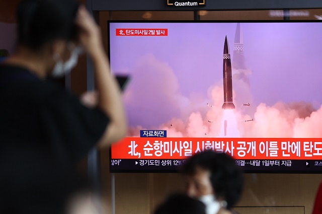 15일 서울역에서 시민들이 북한의 탄도미사일 발사 소식을 접하고 있다. 연합뉴스
