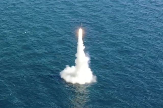 우리나라가 독자 개발한 잠수함발사탄도미사일(SLBM)이 15일 도산안창호함(3천t급)에 탑재돼 수중에서 발사되고 있다. 국방부