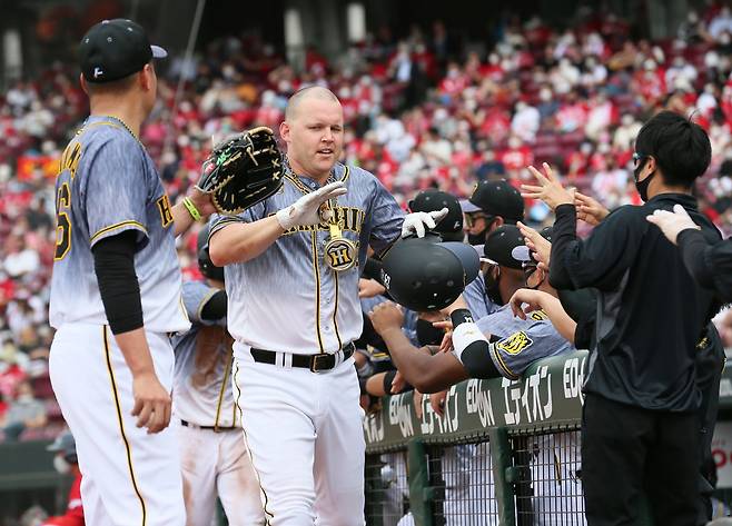 샌즈(가운데)는 전반기서 슬럼프에 빠졌을 때 삭박을 하며 분위기 전환에 성공한 바 있다. 사진=한신 SNS