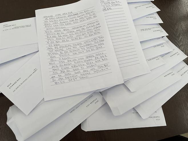 조안면 단체장들이 상수원 규제 개선 희망을 담아 주요 대권후보자들에게 쓴 편지. / 사진제공=남양주시