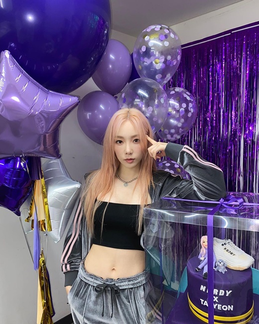 Singer Taeyeon showed off a handful of WaistTaeyeon posted several photos on his Instagram on the 16th without any special comments.The photo showed Taeyeon, dressed in a black tube top and grey training suit, posing against a cake box, as Waist folded up his training pants, whether he was a cursor.A handful of Waist from Taeyeon without a sloppy eye attracted attention, and the fairy beauty was impressed.In Taeyeons hipster visuals, netizens responded such as My sister ... Im tearful and Why is Taeyeon wearing beautiful?