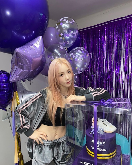 Singer Taeyeon showed off a handful of WaistTaeyeon posted several photos on his Instagram on the 16th without any special comments.The photo showed Taeyeon, dressed in a black tube top and grey training suit, posing against a cake box, as Waist folded up his training pants, whether he was a cursor.A handful of Waist from Taeyeon without a sloppy eye attracted attention, and the fairy beauty was impressed.In Taeyeons hipster visuals, netizens responded such as My sister ... Im tearful and Why is Taeyeon wearing beautiful?