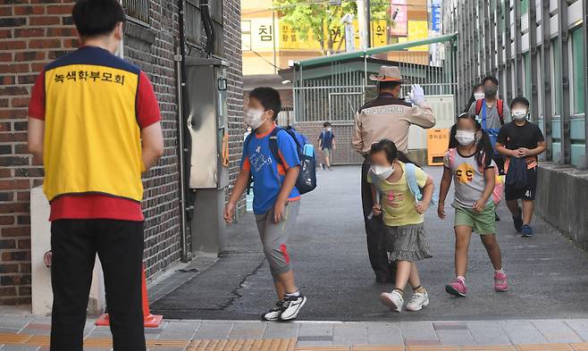 사회적 거리두기 4단계 지역 대면수업이 확대된 6일 오전 서울 성북구 번동초등학교 학생들이 등교하고 있다. [연합]