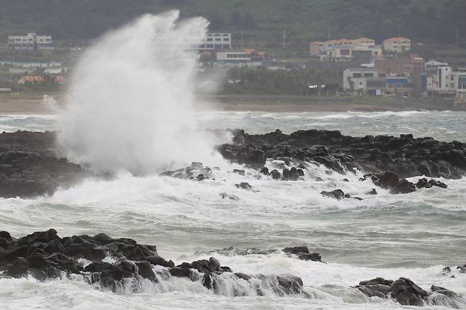 태풍 '찬투'가 제주를 향해 접근하는 16일 오전 서귀포시 안덕면 사계리 해안에 거센 파도가 몰아치고 있다.
